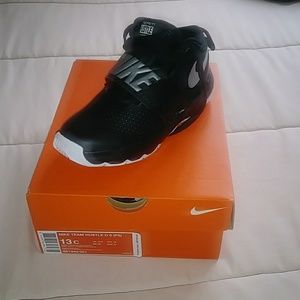 Brand New Boys Nike Team Hustle 13c